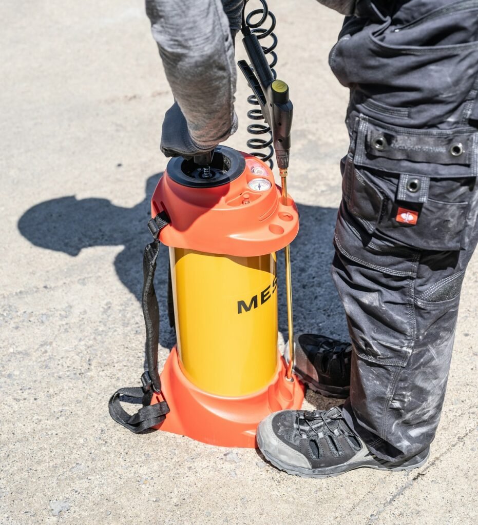 فني مكافحة حشرات بيستخدم رشاش ضغط